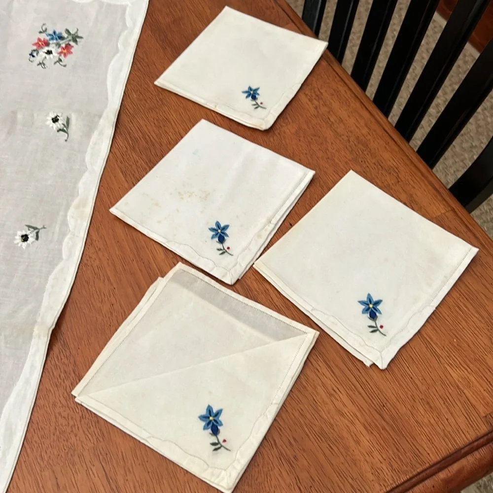 Beautifully embroidered tablecloth made in Switzerland with 4 napkins